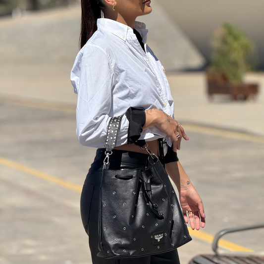 Bolso Bucket de Cuero Negro con Tachuelas – Estilo Urbano – IULIUS