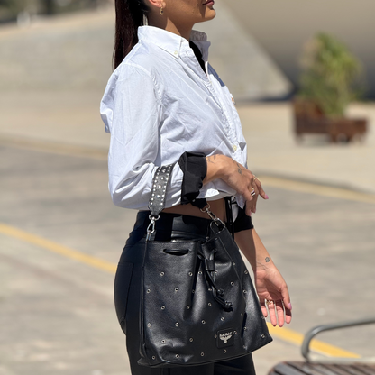 Bolso Bucket de Cuero Negro con Tachuelas – Estilo Urbano – IULIUS