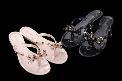 Sandalias playa con tachas doradas