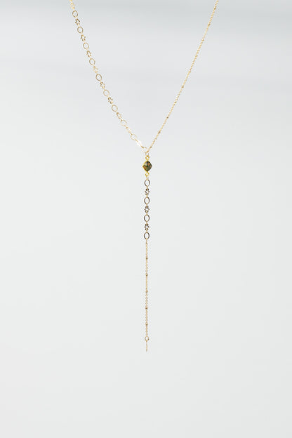 Delicado collar dorado con un colgante de estrella muy sutil y bonito