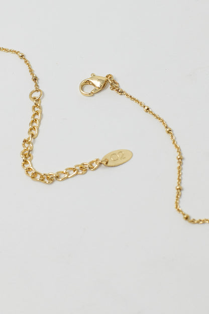 Delicado collar dorado con un colgante de estrella muy sutil y bonito