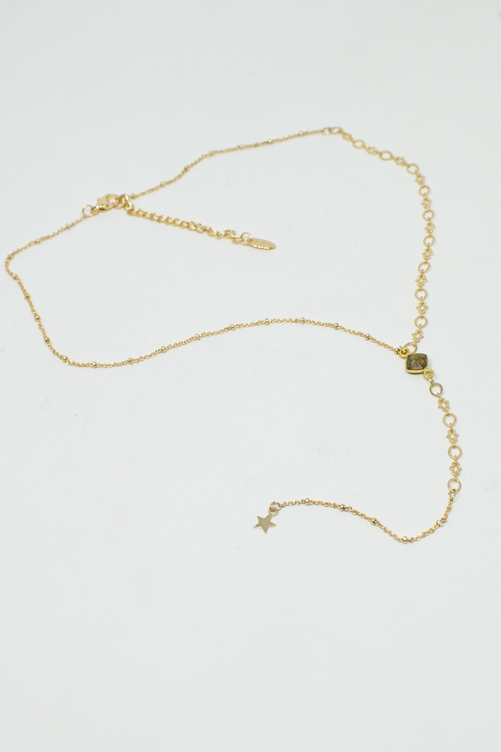 Delicado collar dorado con un colgante de estrella muy sutil y bonito