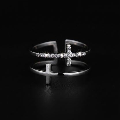 Anillo Cruz plateado fondo negro