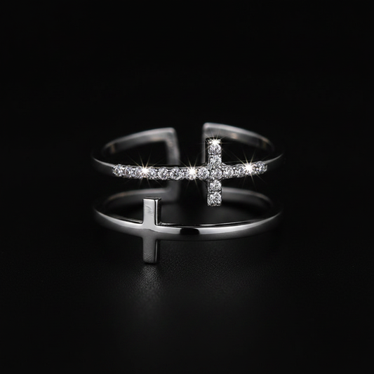 Anillo Cruz plateado fondo negro