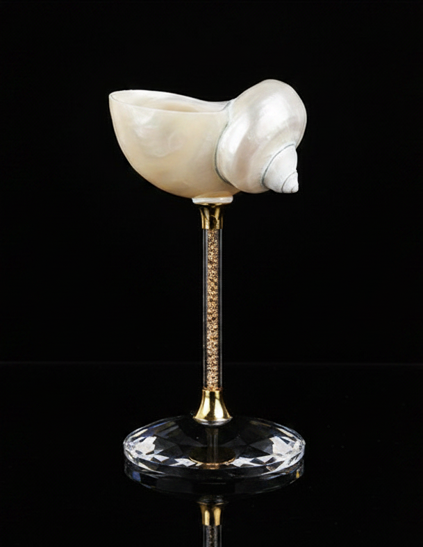 Copa blanca nácar — fondo negro