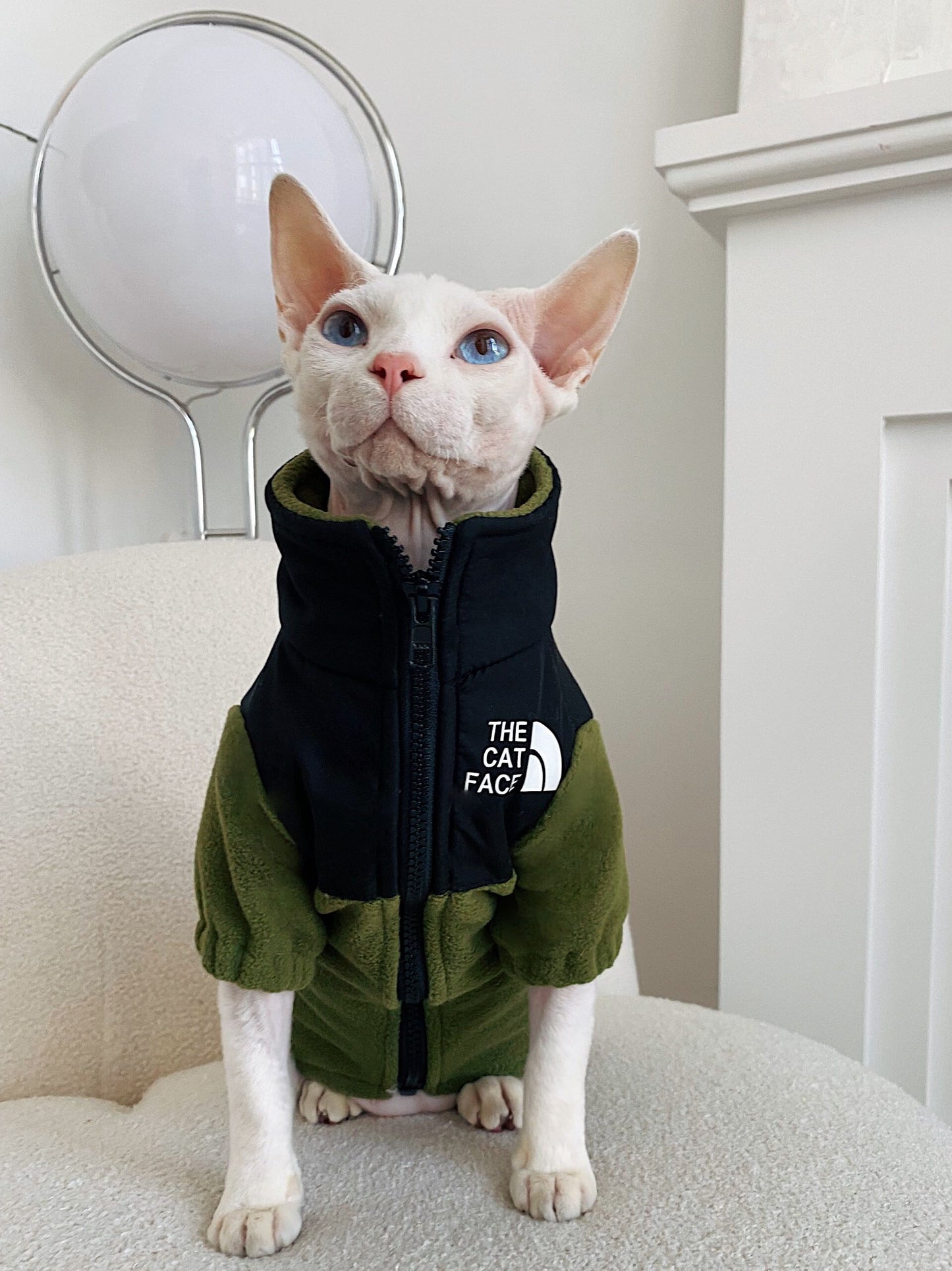 Abrigo Polar para Gatos – Cálido, Suave y Estilo “The Cat Face”