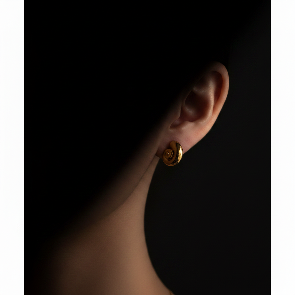 Pendientes espiral dorados — lifestyle